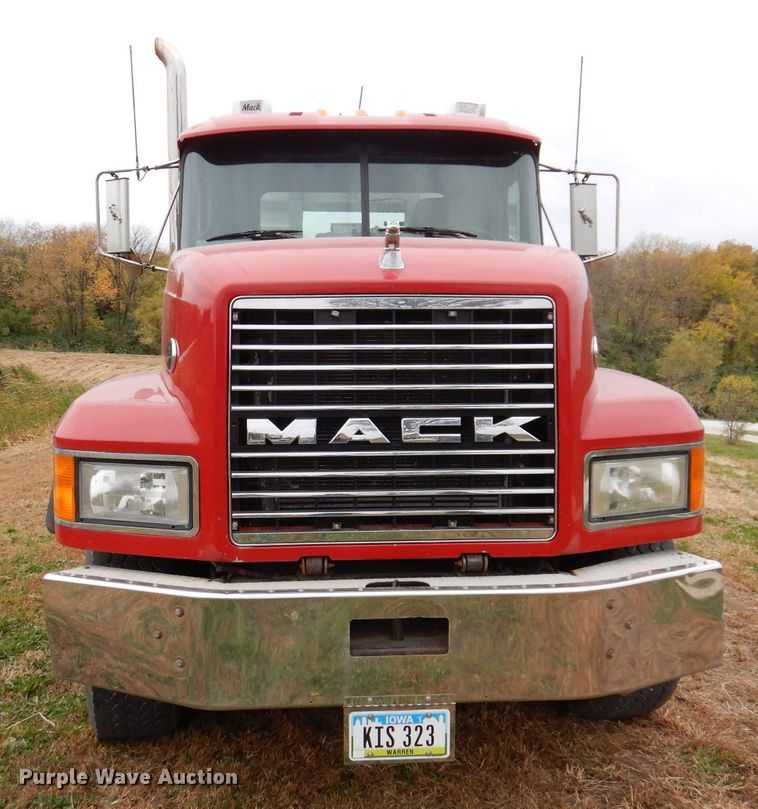 2000 Mack CL713 semi truck in Norwalk, IA Item KW9381 sold Purple Wave