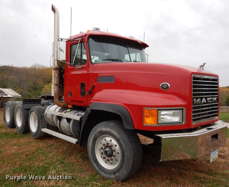 image for item KW9381 2000 Mack CL713  semi truck