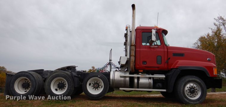 image for item KW9381 2000 Mack CL713  semi truck