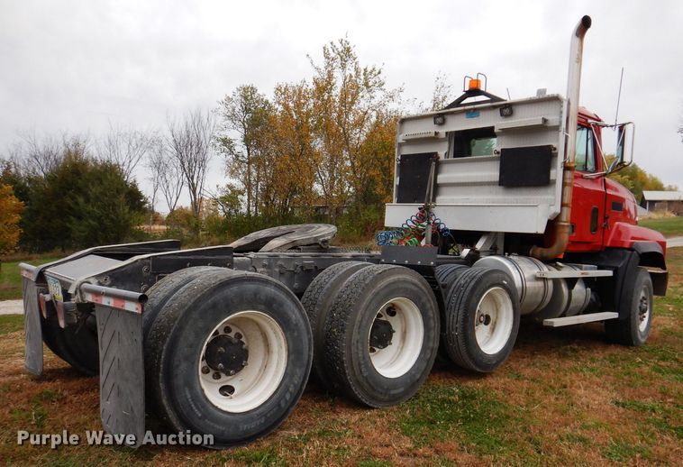 image for item KW9381 2000 Mack CL713  semi truck