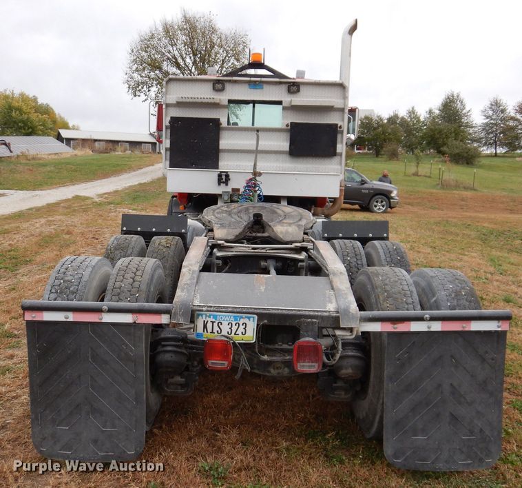 image for item KW9381 2000 Mack CL713  semi truck