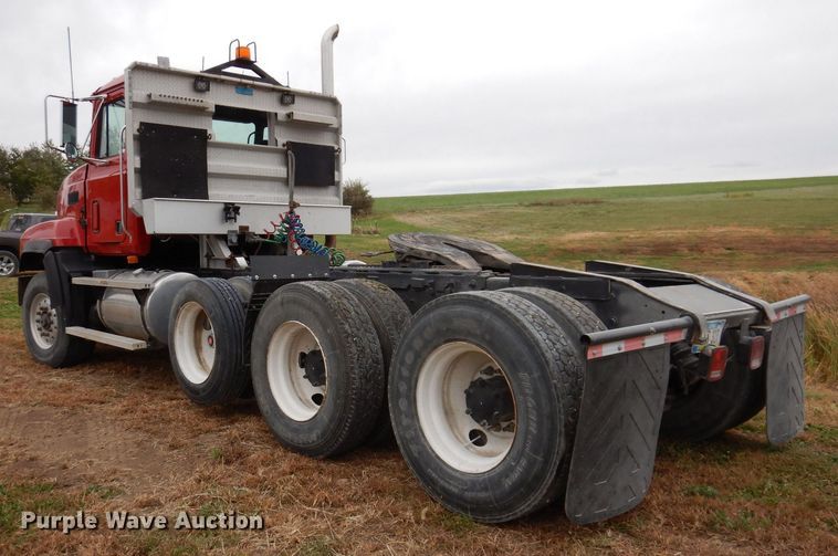 image for item KW9381 2000 Mack CL713  semi truck
