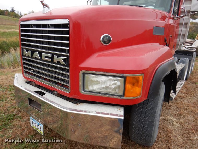 image for item KW9381 2000 Mack CL713  semi truck