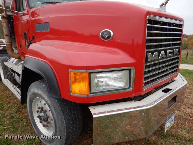 image for item KW9381 2000 Mack CL713  semi truck