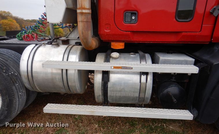 image for item KW9381 2000 Mack CL713  semi truck