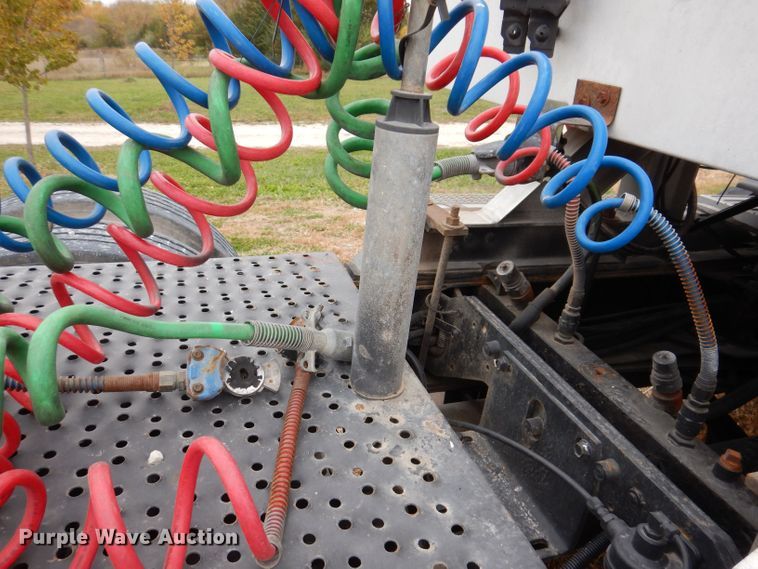 image for item KW9381 2000 Mack CL713  semi truck