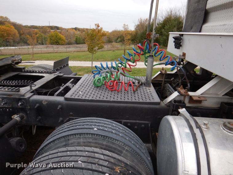 image for item KW9381 2000 Mack CL713  semi truck