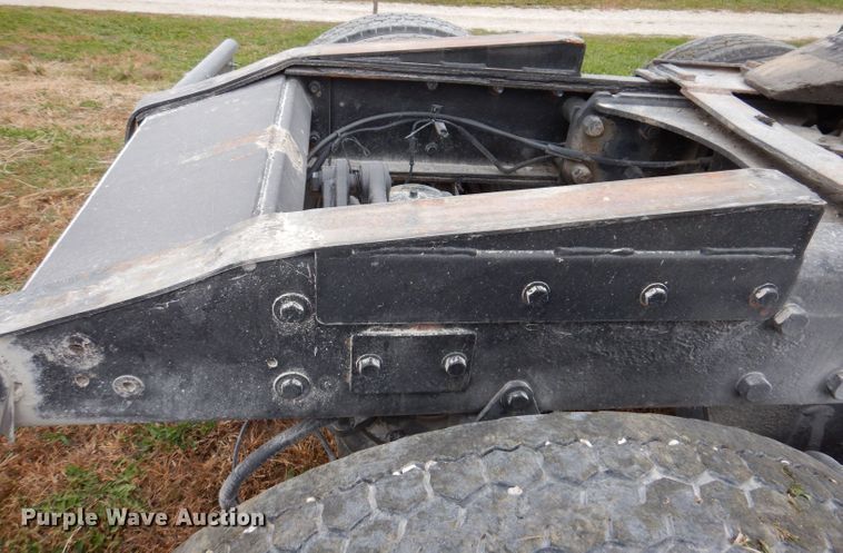 image for item KW9381 2000 Mack CL713  semi truck