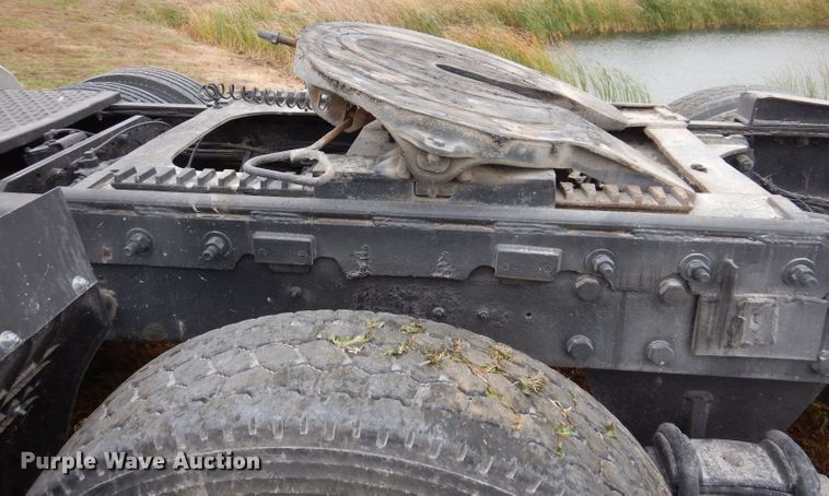 image for item KW9381 2000 Mack CL713  semi truck