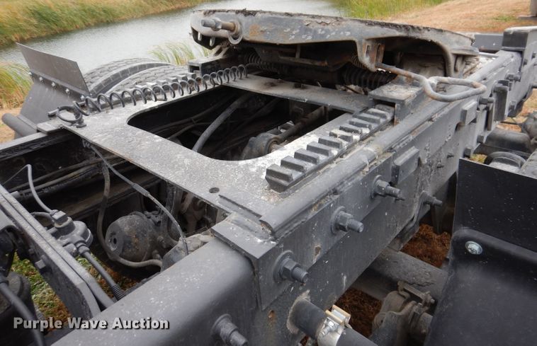 image for item KW9381 2000 Mack CL713  semi truck