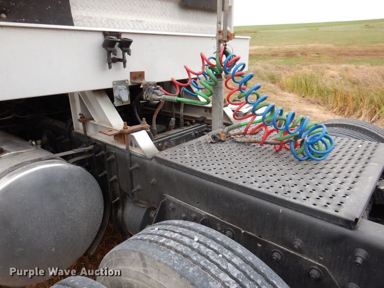 image for item KW9381 2000 Mack CL713  semi truck