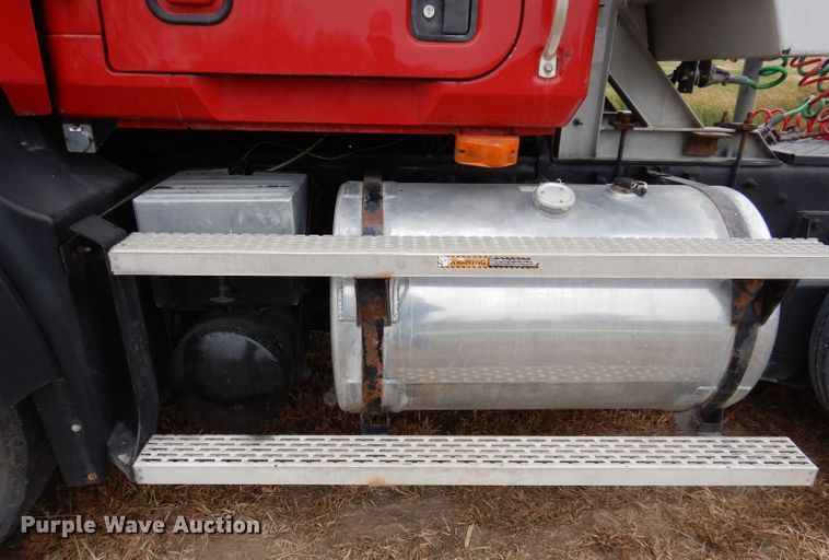 image for item KW9381 2000 Mack CL713  semi truck