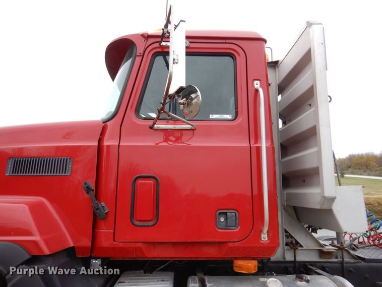 image for item KW9381 2000 Mack CL713  semi truck