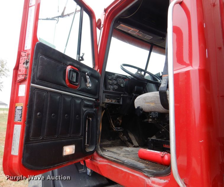 image for item KW9381 2000 Mack CL713  semi truck