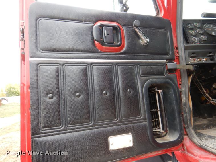 image for item KW9381 2000 Mack CL713  semi truck