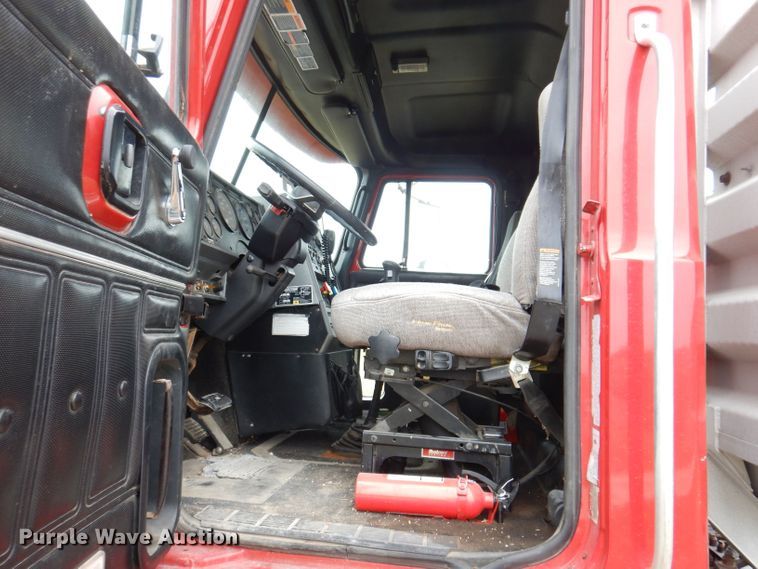 image for item KW9381 2000 Mack CL713  semi truck