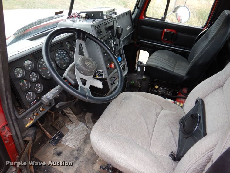 image for item KW9381 2000 Mack CL713  semi truck