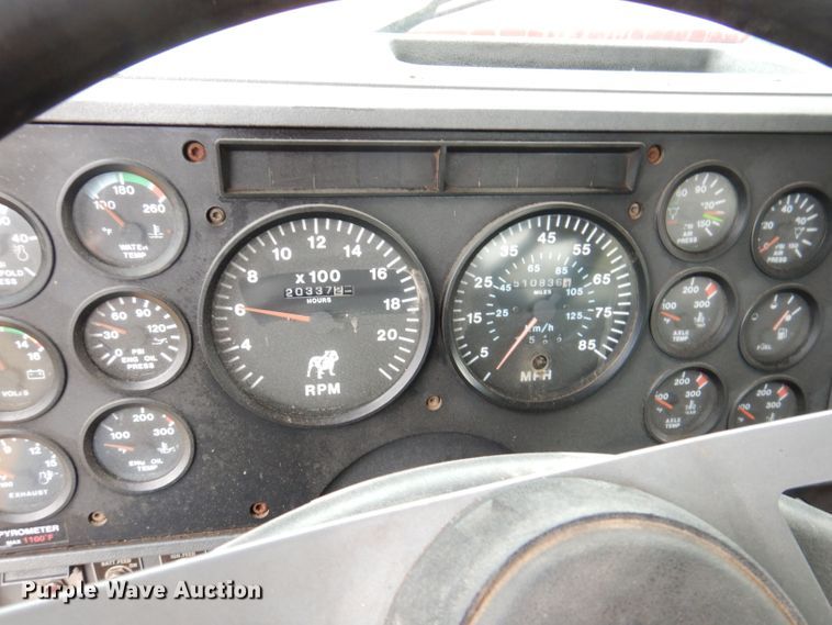 image for item KW9381 2000 Mack CL713  semi truck