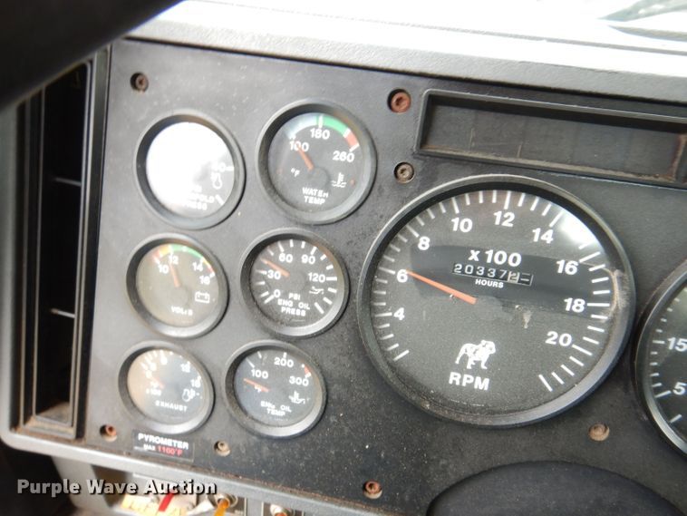 image for item KW9381 2000 Mack CL713  semi truck