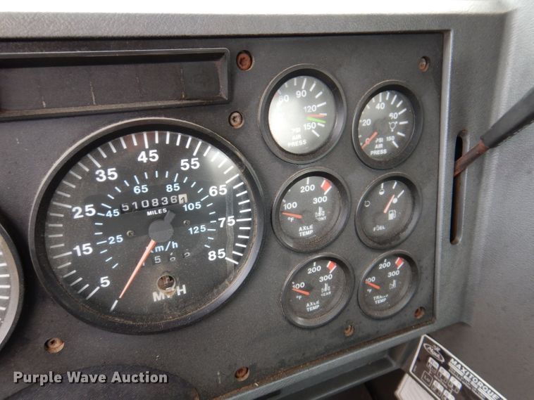 image for item KW9381 2000 Mack CL713  semi truck