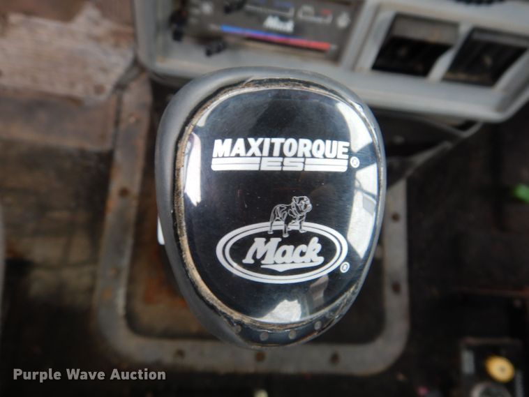 image for item KW9381 2000 Mack CL713  semi truck