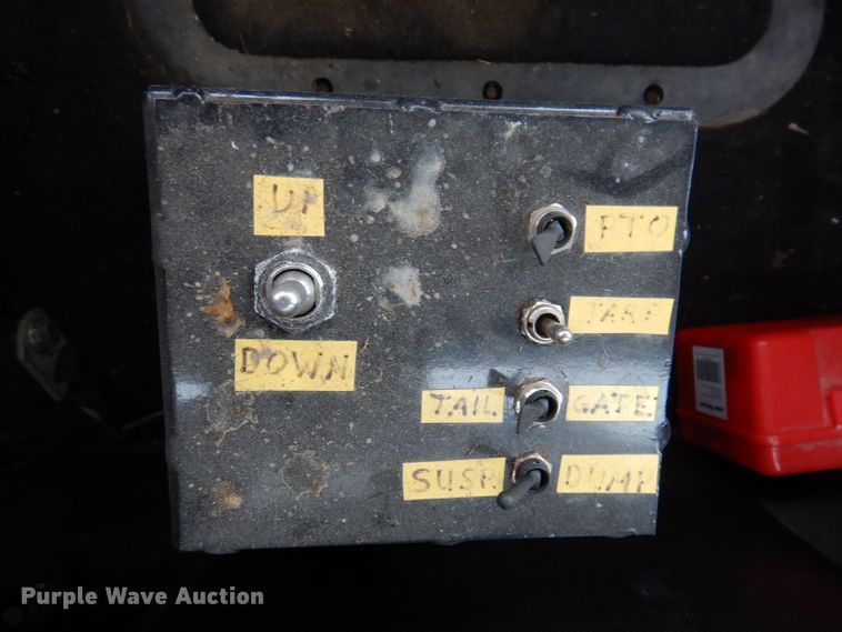 image for item KW9381 2000 Mack CL713  semi truck