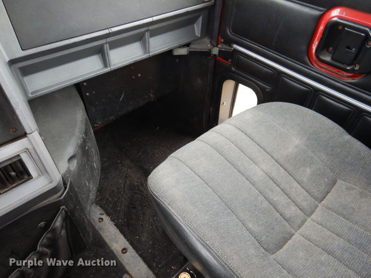 image for item KW9381 2000 Mack CL713  semi truck