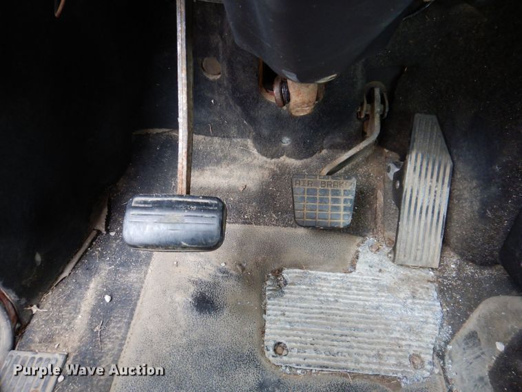 image for item KW9381 2000 Mack CL713  semi truck