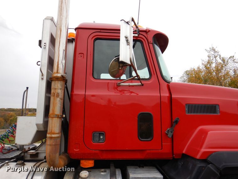 image for item KW9381 2000 Mack CL713  semi truck
