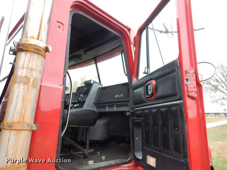 image for item KW9381 2000 Mack CL713  semi truck
