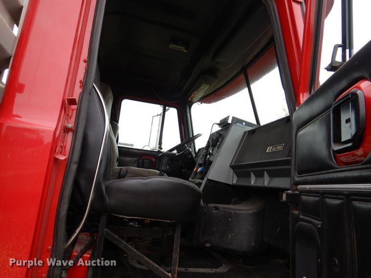 image for item KW9381 2000 Mack CL713  semi truck