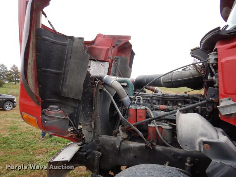 image for item KW9381 2000 Mack CL713  semi truck