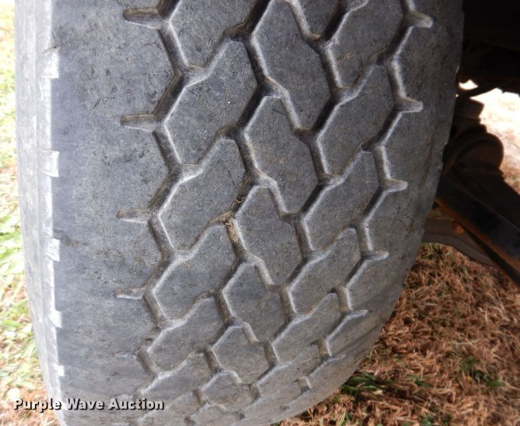 image for item KW9381 2000 Mack CL713  semi truck