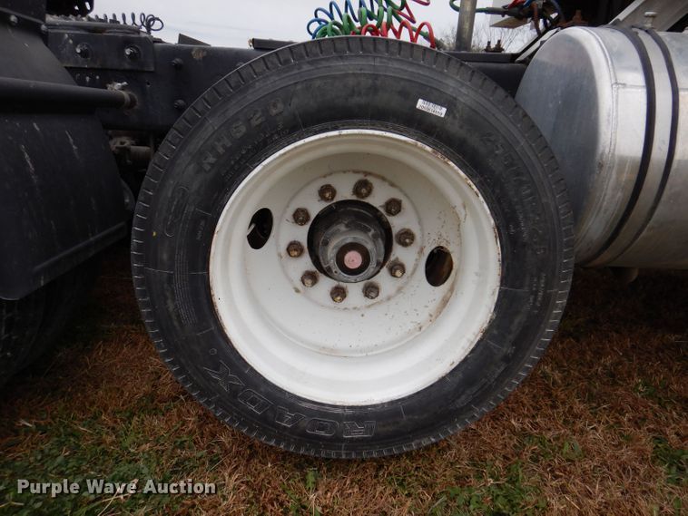 image for item KW9381 2000 Mack CL713  semi truck