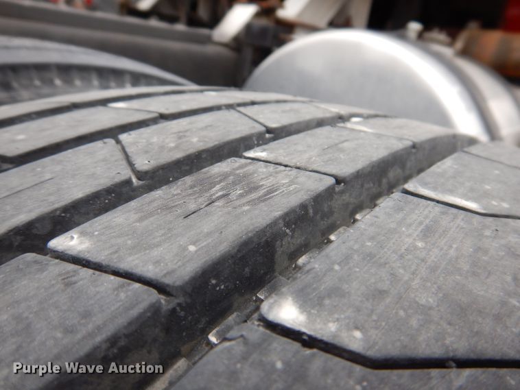 image for item KW9381 2000 Mack CL713  semi truck