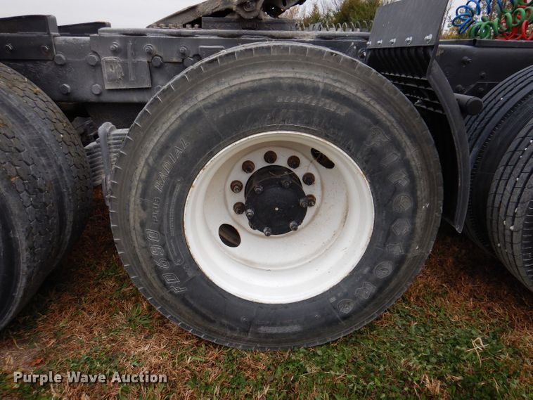 image for item KW9381 2000 Mack CL713  semi truck