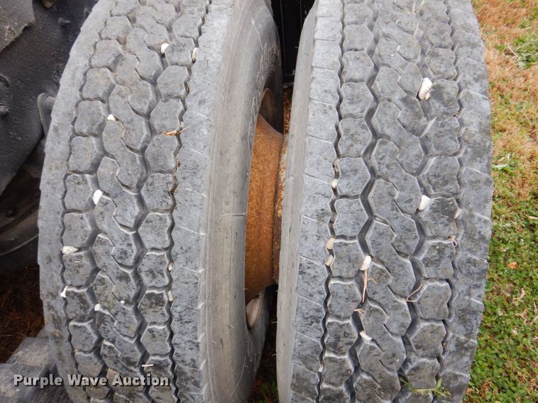 image for item KW9381 2000 Mack CL713  semi truck