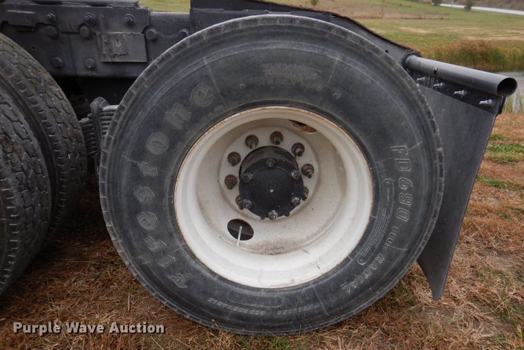 image for item KW9381 2000 Mack CL713  semi truck