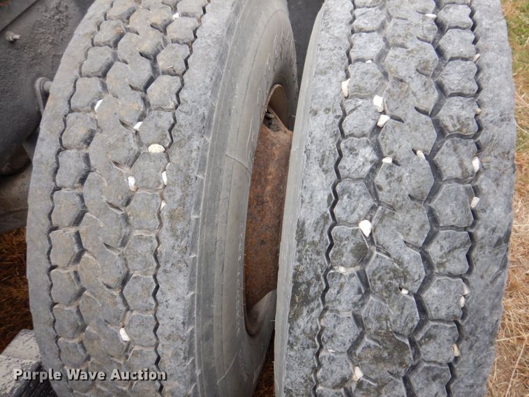 image for item KW9381 2000 Mack CL713  semi truck