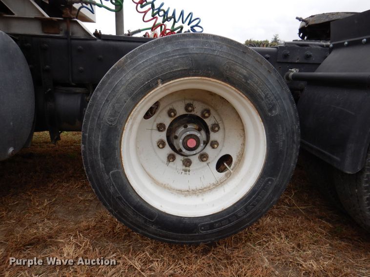 image for item KW9381 2000 Mack CL713  semi truck