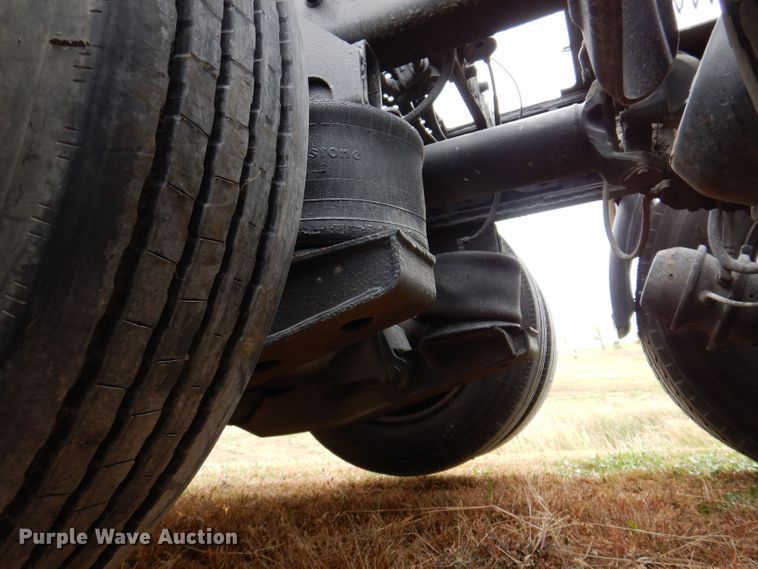 image for item KW9381 2000 Mack CL713  semi truck