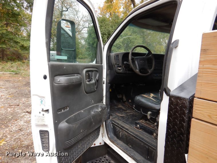 image for item KW9385 2004 Chevrolet C4500  dump flatbed truck