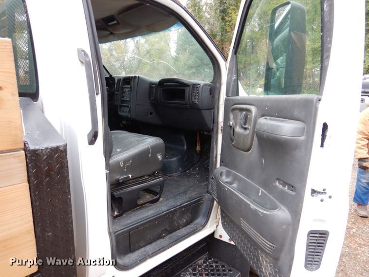 image for item KW9385 2004 Chevrolet C4500  dump flatbed truck