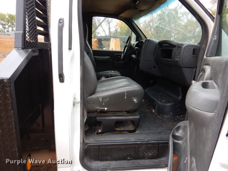 image for item KW9385 2004 Chevrolet C4500  dump flatbed truck