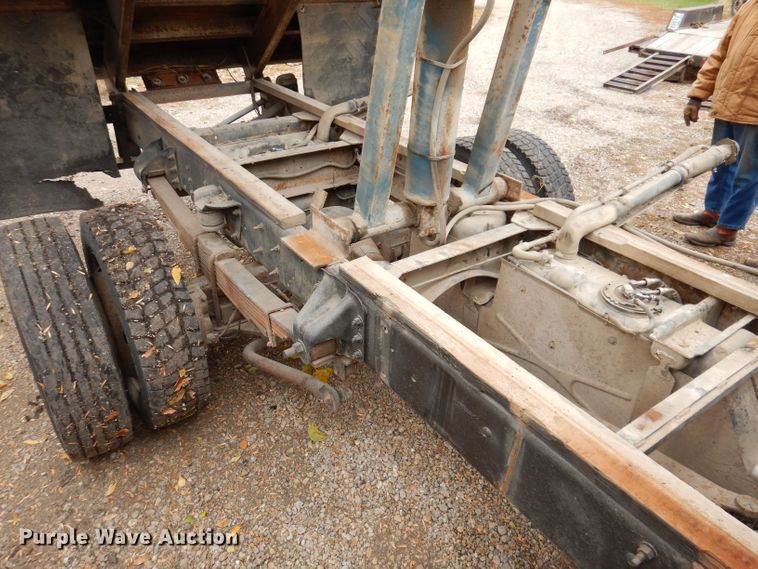 image for item KW9385 2004 Chevrolet C4500  dump flatbed truck