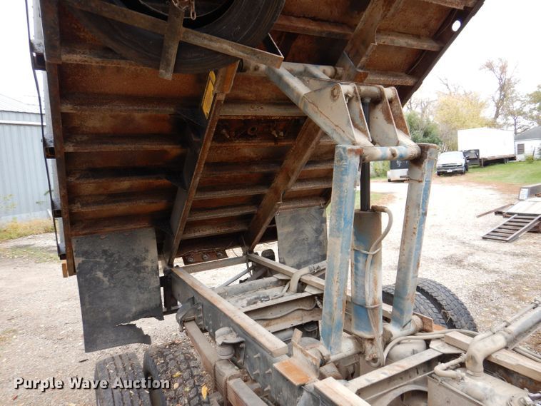 image for item KW9385 2004 Chevrolet C4500  dump flatbed truck