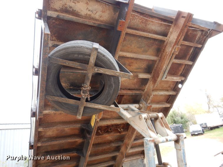 image for item KW9385 2004 Chevrolet C4500  dump flatbed truck