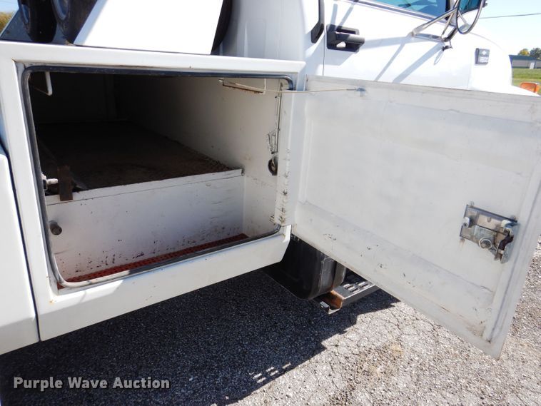 image for item KW9392 1999 Chevrolet C6500  tow truck