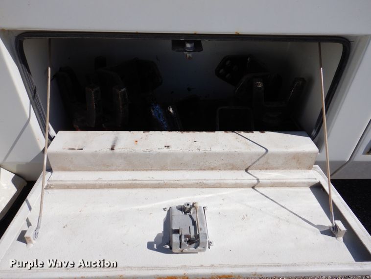 image for item KW9392 1999 Chevrolet C6500  tow truck