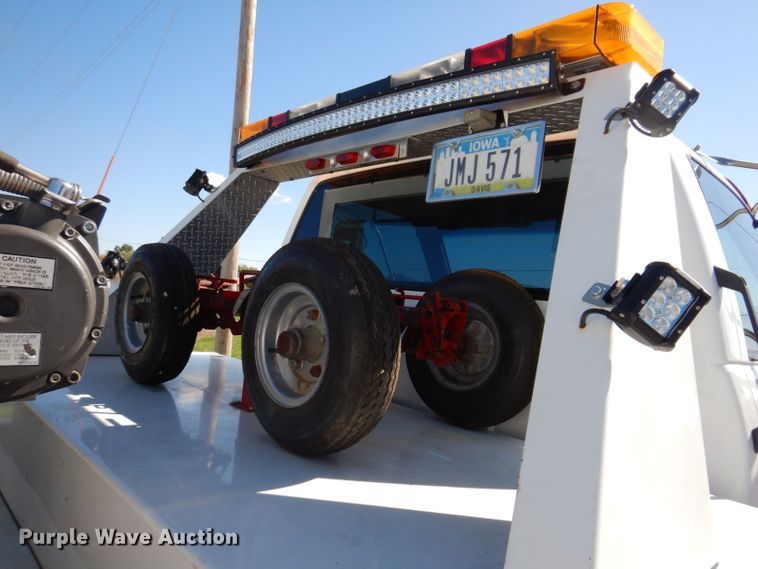 image for item KW9392 1999 Chevrolet C6500  tow truck